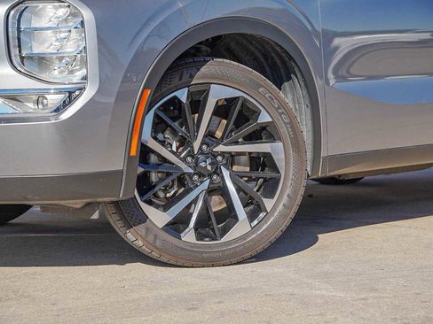 Used 2023 Mitsubishi Outlander SE image 2