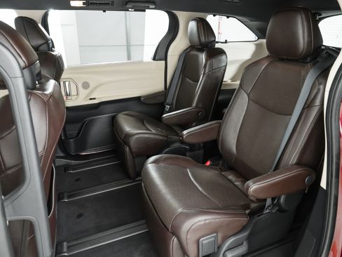 Used 2021 Toyota Sienna Limited image 22