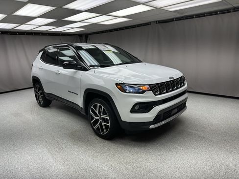 Used 2025 Jeep Compass Limited AWD/4WD image 5