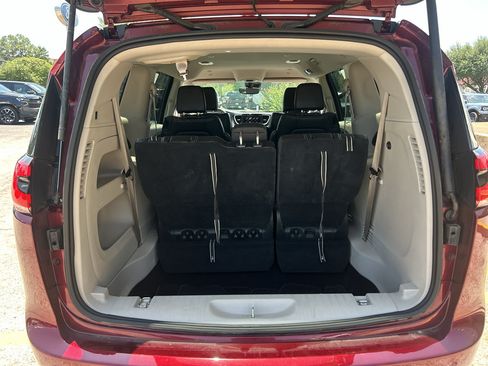Used 2023 Chrysler Pacifica Touring-L FWD image 26