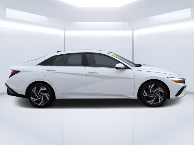 Used 2025 Hyundai Elantra SEL FWD image 2