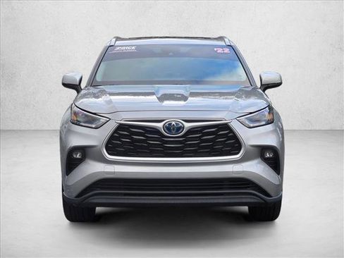 Used 2022 Toyota Highlander XLE image 2