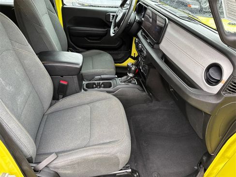Used 2024 Jeep Wrangler Unlimited image 19