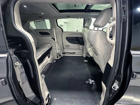 Used 2017 Chrysler Pacifica Limited FWD image 28