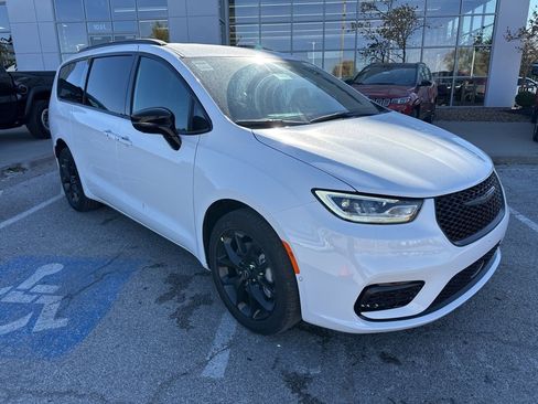 New 2026 Chrysler Pacifica Select image 6