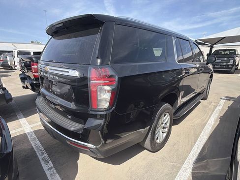 Used 2024 Chevrolet Suburban LT RWD image 3