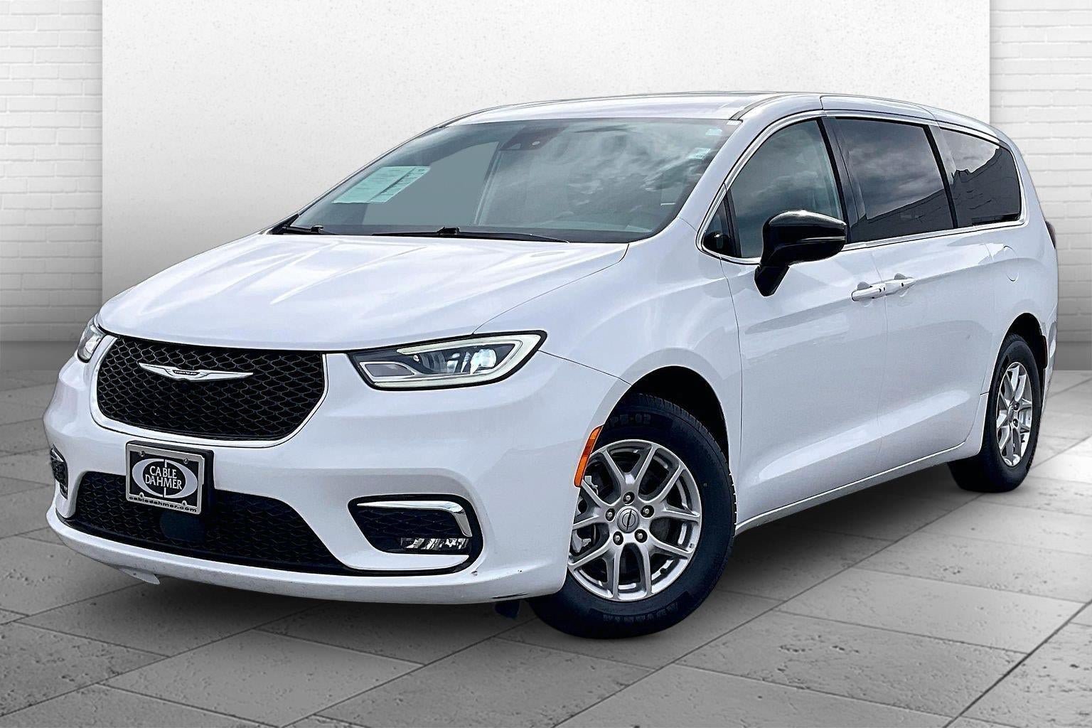 Used 2024 Chrysler Pacifica Touring-L FWD image 12
