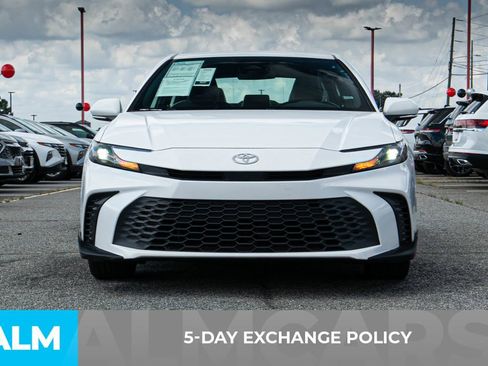 Used 2025 Toyota Camry SE image 3