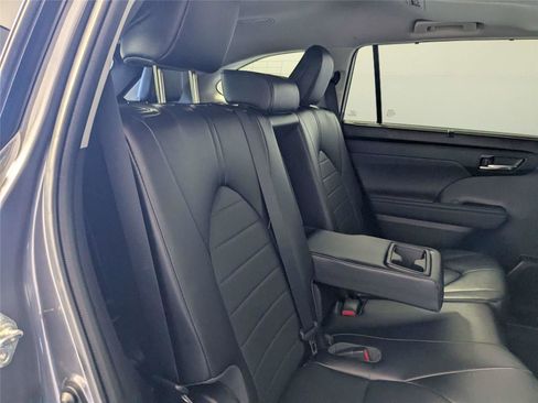 Used 2022 Toyota Highlander XLE AWD/4WD image 29