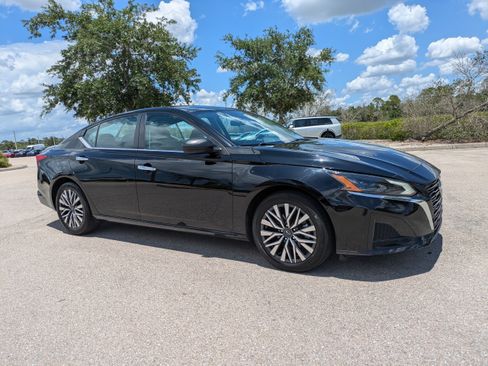Used 2024 Nissan Altima 2.5 SV FWD image 2