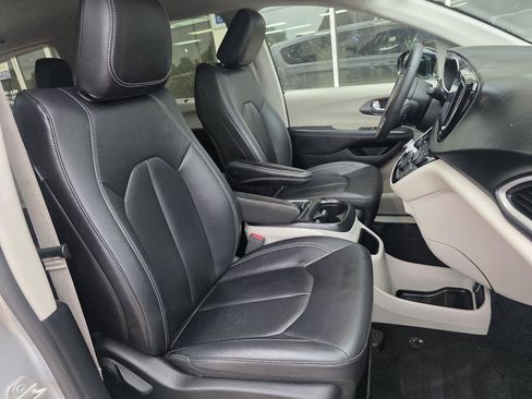 Used 2024 Chrysler Pacifica Touring-L FWD image 19