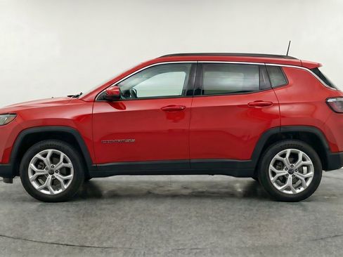 Used 2025 Jeep Compass Latitude image 3