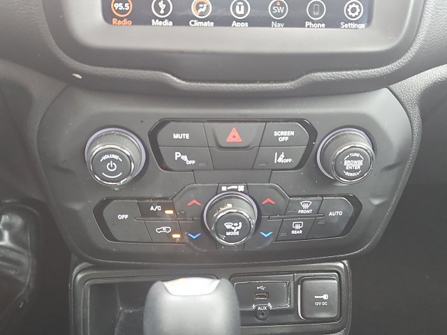 Used 2018 Jeep Renegade Altitude w/ UConnect 8.4 Nav Group FWD image 18