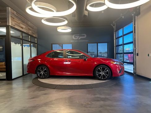 Used 2020 Toyota Camry SE FWD image 2