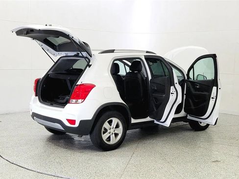 Used 2021 Chevrolet Trax LT w/ LT Convenience Package image 12