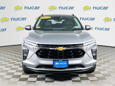 Used 2025 Chevrolet Trax LT w/ LT Convenience Package FWD image 2