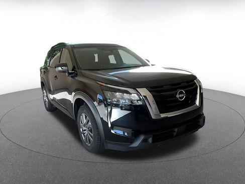 Used 2025 Nissan Pathfinder SV image 3