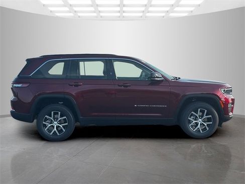 New 2025 Jeep Grand Cherokee Limited w/ Luxury Tech Group II image 8