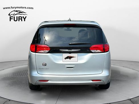 Used 2022 Chrysler Voyager LX FWD image 5