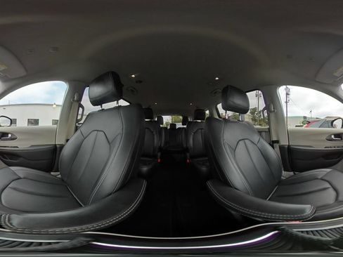 Used 2024 Chrysler Pacifica Touring-L FWD image 46
