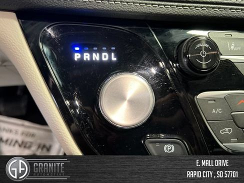Used 2024 Chrysler Pacifica Limited FWD image 25