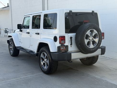 Used 2017 Jeep Wrangler Unlimited Sahara w/ Connectivity Group AWD/4WD image 7