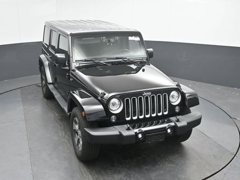 Used 2018 Jeep Wrangler Unlimited Sahara w/ Connectivity Group AWD/4WD image 30