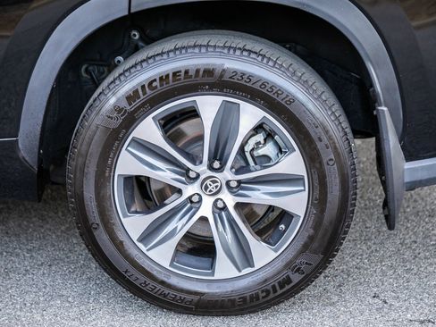 Used 2024 Toyota Highlander XLE image 12