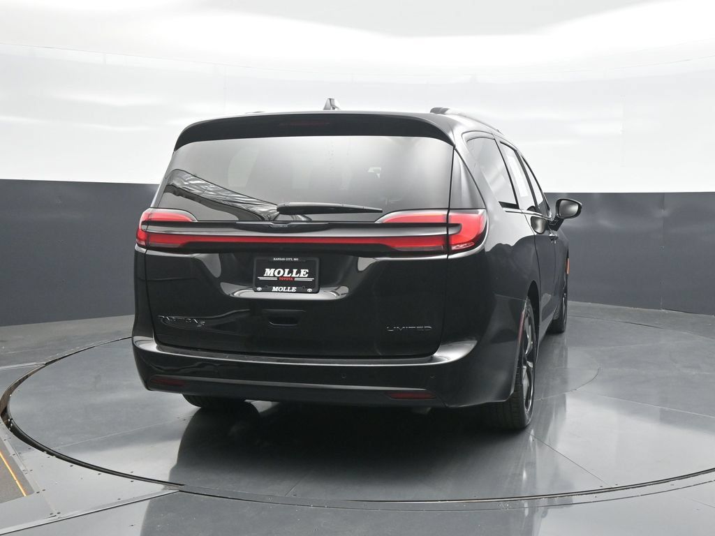 Used 2025 Chrysler Pacifica Limited FWD image 6