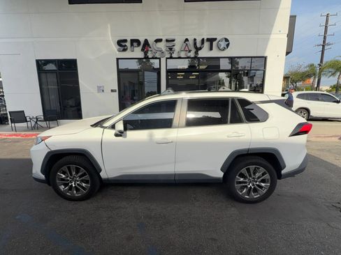 Used 2019 Toyota RAV4 XLE Premium w/ Carpet Mat Package FWD image 3
