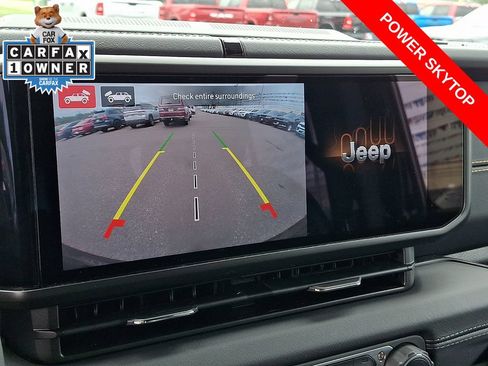 Used 2024 Jeep Wrangler Unlimited Sahara w/ Technology Group AWD/4WD image 18