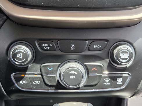 Used 2016 Jeep Cherokee Latitude FWD image 15