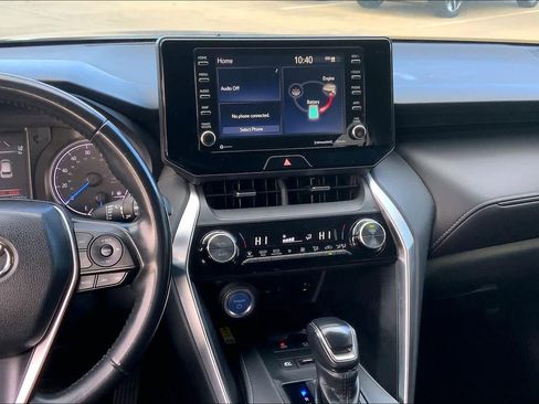 Used 2022 Toyota Venza LE image 6