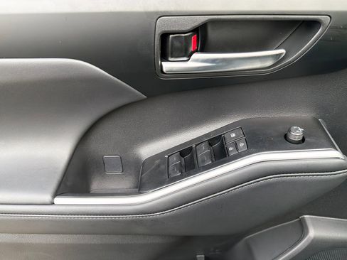 New 2026 Toyota Highlander XLE image 9