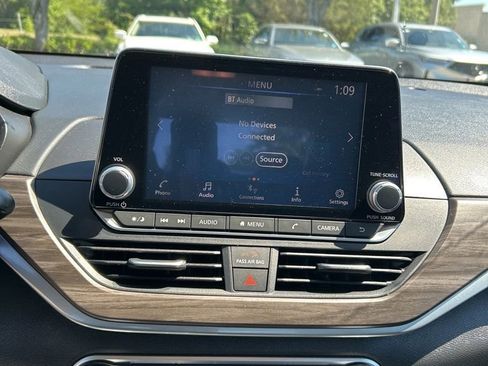 Used 2025 Nissan Altima 2.5 SV FWD image 12