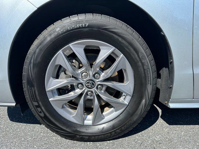 Used 2022 Toyota Sienna XLE AWD/4WD image 37
