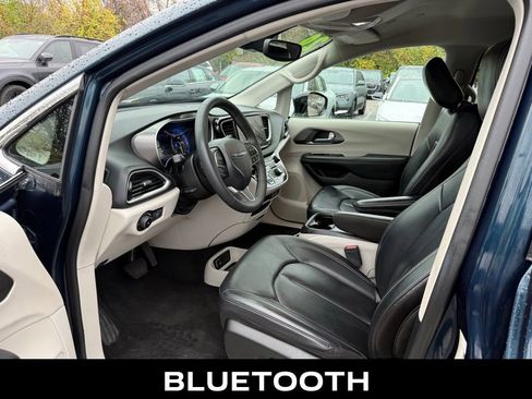 Used 2024 Chrysler Pacifica Touring-L image 7