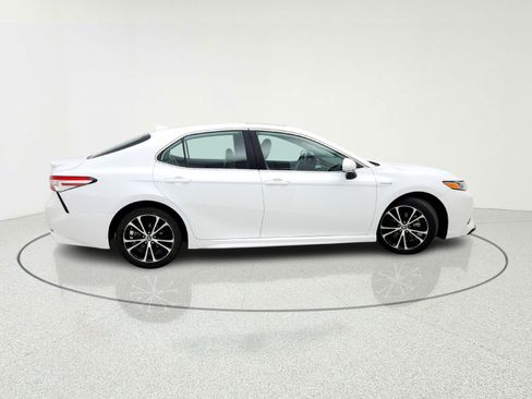 Used 2020 Toyota Camry SE w/ Sunroof Package image 10