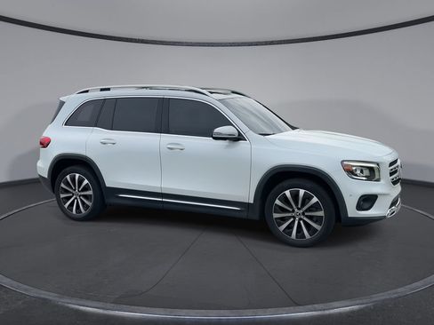 Used 2020 Mercedes-Benz GLB 250 w/ Premium Package image 2