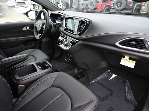 New 2026 Chrysler Pacifica Select image 28