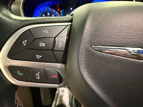 Used 2017 Chrysler Pacifica Touring-L w/ Tire & Wheel Group FWD image 27