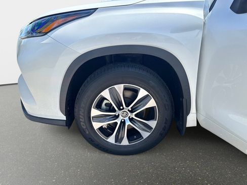 Used 2021 Toyota Highlander XLE AWD/4WD image 10