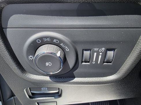 Used 2025 Jeep Grand Cherokee Limited w/ Black Appearance Package image 8