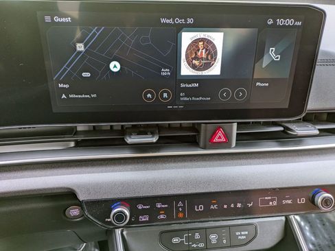 Used 2025 Kia Carnival EX image 15