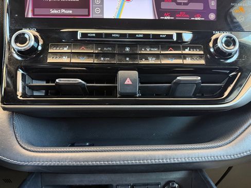 Used 2021 Toyota Highlander Limited FWD image 14