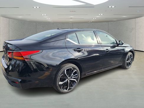 Used 2024 Nissan Altima 2.5 SR w/ SR Premium Package image 4