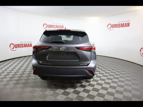 Used 2024 Toyota Highlander XLE AWD/4WD image 25