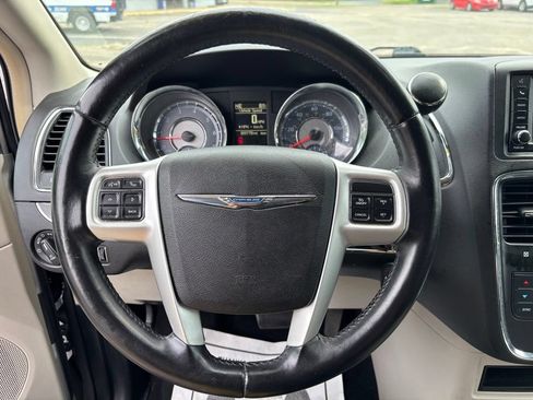 Used 2016 Chrysler Town & Country Touring FWD image 31