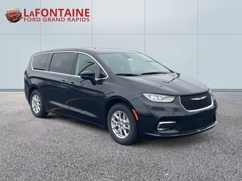 Used 2023 Chrysler Pacifica Touring-L FWD image 3