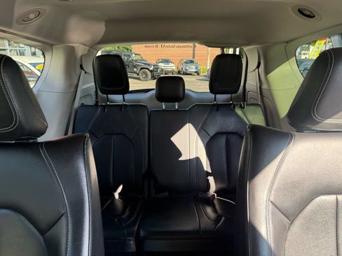 Used 2022 Chrysler Pacifica Touring-L w/ Uconnect Theater Family Group FWD image 45